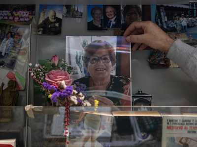 Ciro ci fa vedere una foto della mamma Angela, che per tutta la sua vita gli ha fatto compagnia durante le ore di lavoro. �Fu lei, nonostante l�et�, a consigliarmi di aprire un pagina social dell�edicola per avere pi� visibilit�